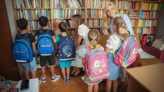 Er Srbija uz decu iz Kraljeva